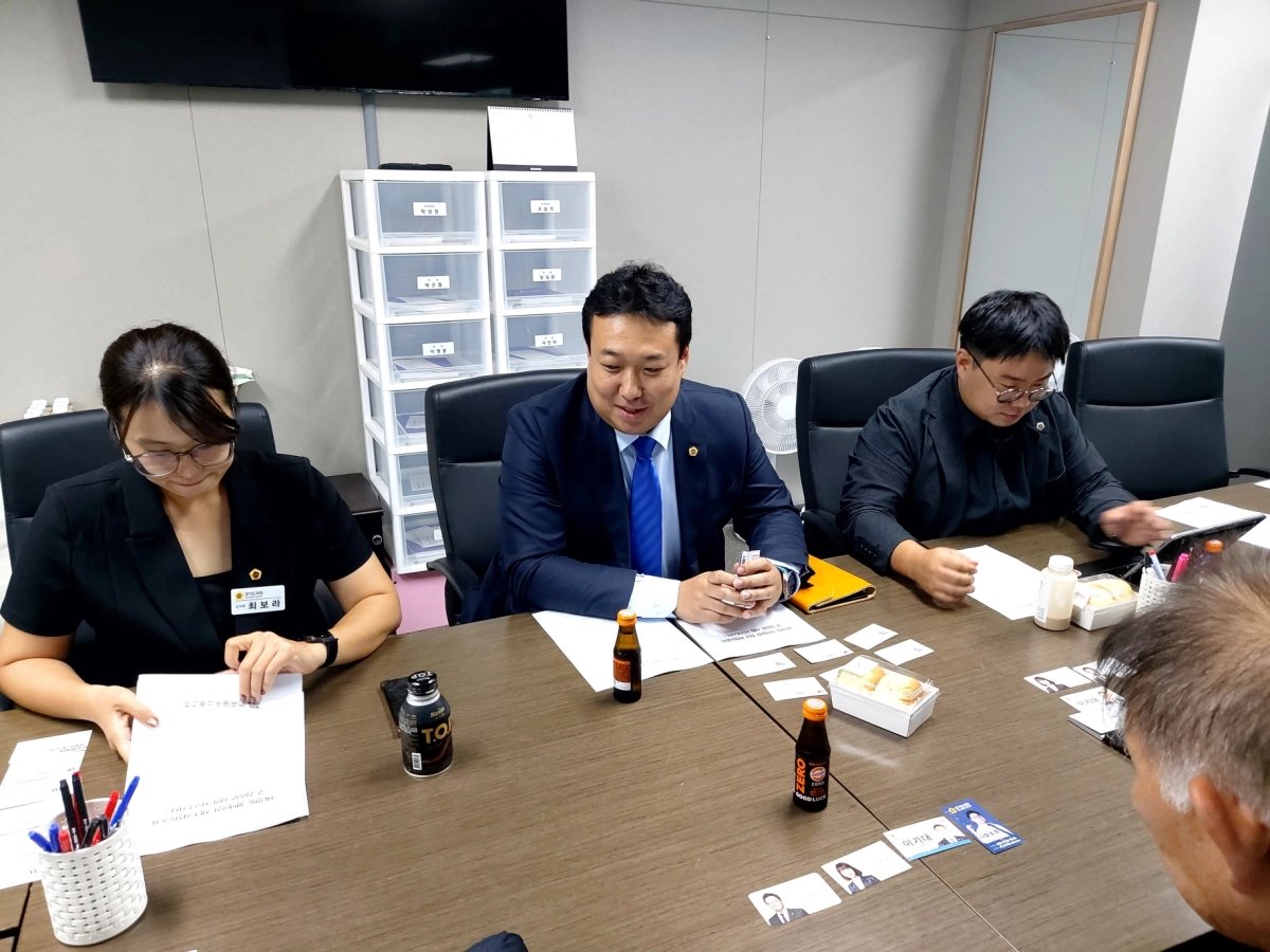▲이기대 의원(가운데)이 8월 20일 경기도의회 경제노동위원회 회의실에서 최보라 의원(왼쪽), 유호준 의원(오른쪽) 등과 함께 HL만도 평택사업장 중대재해 사망사고 관련 대책위 정담회를 진행하고 있다. (사진=경기도의회)