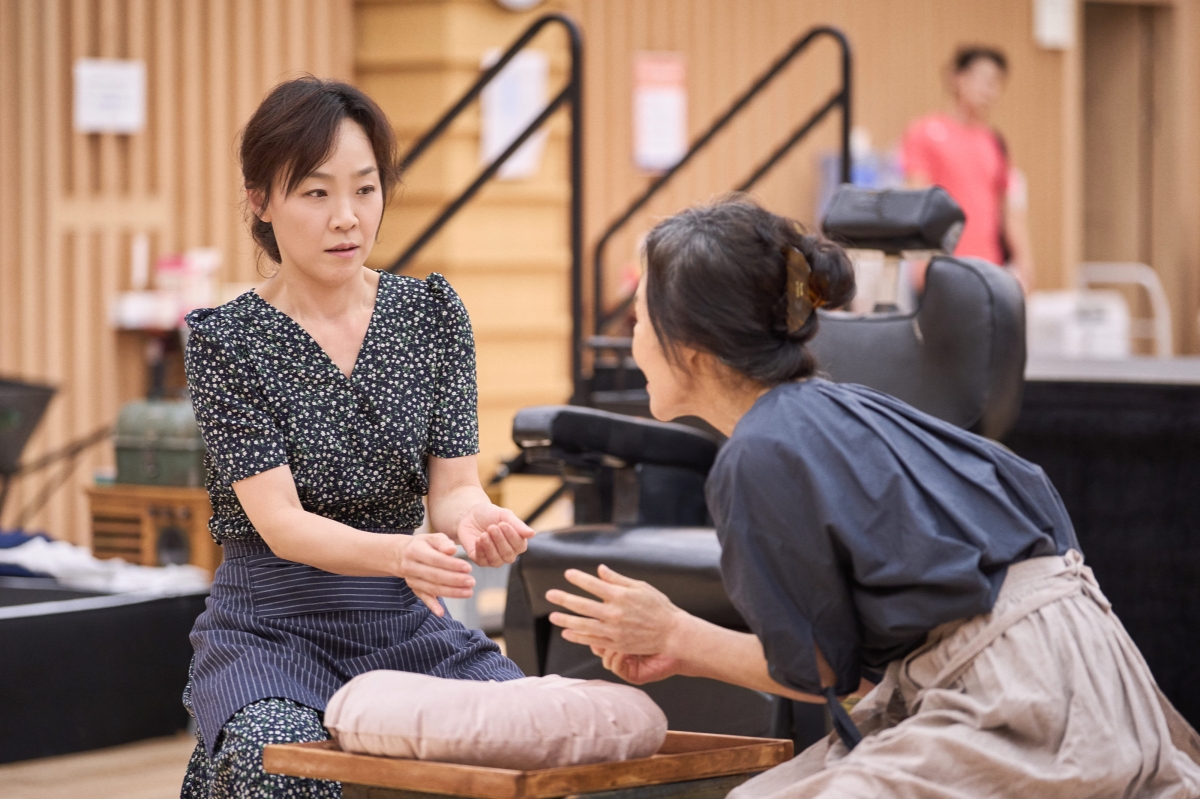 연극 ‘스미레 미용실’ 연습 장면. 자신의 이름을 건 미용실을 여는 꿈을 꾸는 재일 조선인 수미(최지연 역·왼쪽)와 가족을 통해 1960년대 일본에 정착한 조선인의 삶을 조망한다. 세종문화회관 제공