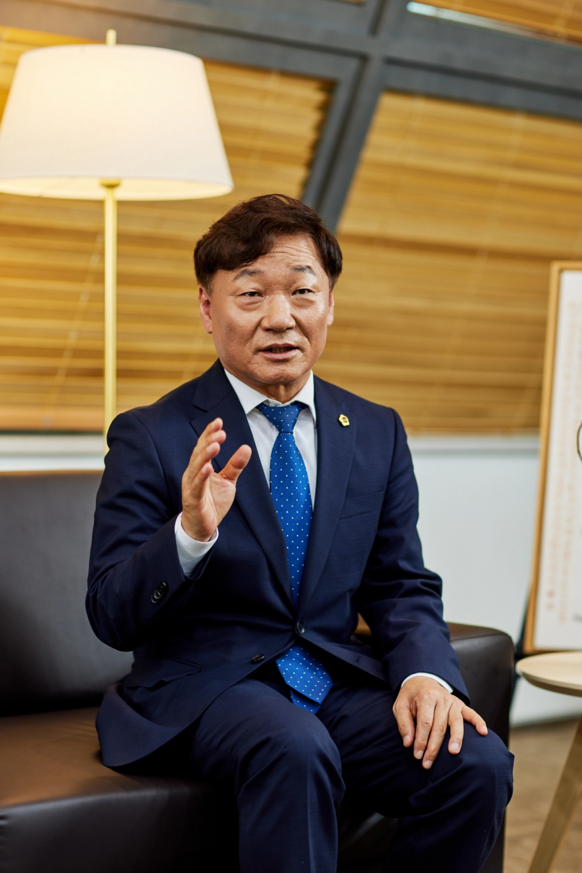 ▲남종섭 의장이 경기도의회 개원 70주년을 하루 앞둔 2일 집무실에서 ‘지방의회법’ 연내 제정 추진 의지를 밝히고 있다. (사진=경기도의회)
