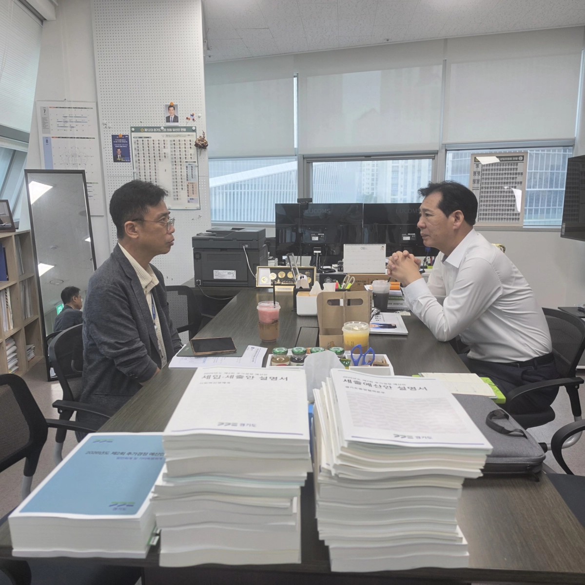 ▲이영봉 의원이 의원실에서 경기도 관계부서 관계자와 의정부 지역 노후 체육시설 개선 방안을 논의하고 있다. (사진=경기도의회)