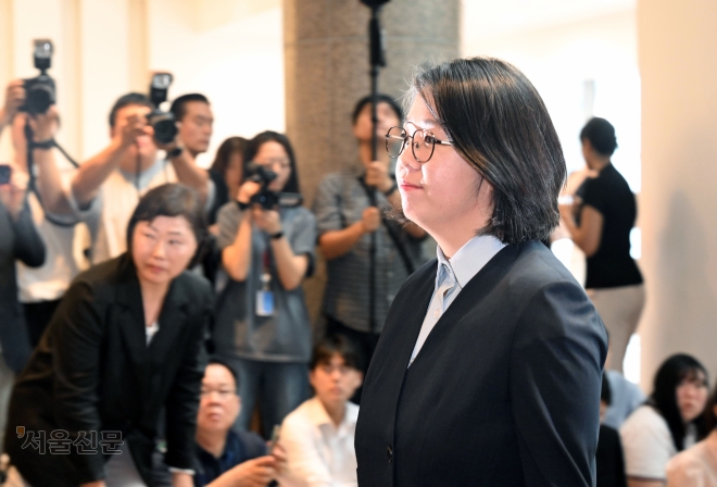 용혜인 “청문회 잘 준비”… 송영길 “벼락 출세에 삼중 특혜” 비판