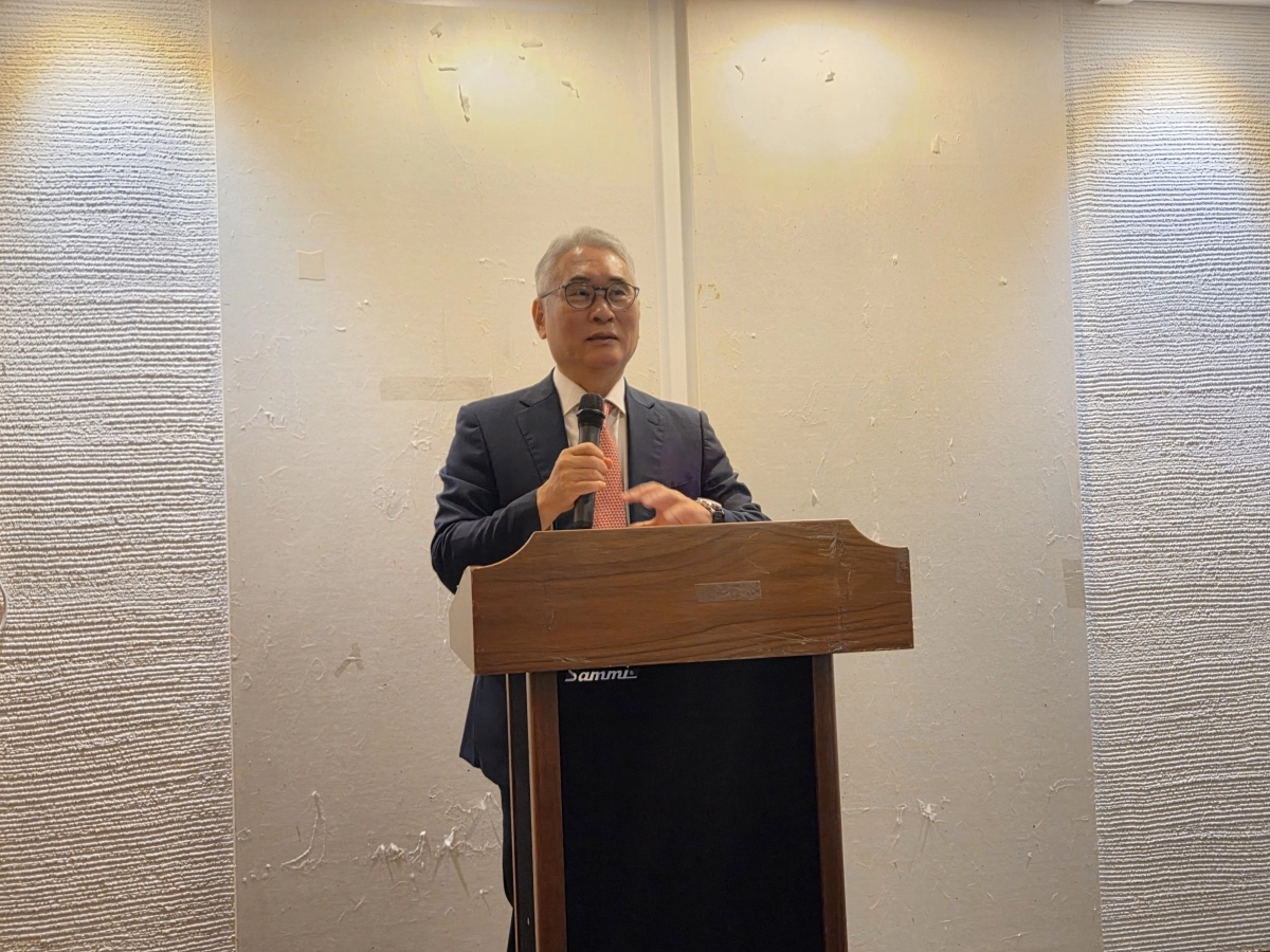 김민호 한국인터넷자율정책기구(KISO) 허위조작정보심의특별위원장이 2일 서울 종로구에서 열린 기자간담회에서 지난 7월 7일 개정 정보통신망법 시행 이후 소속 회원사로부터 심의를 요청받은 허위조작정보 신고 27건의 처리 현황을 공개하고 있다. 곽소영 기자