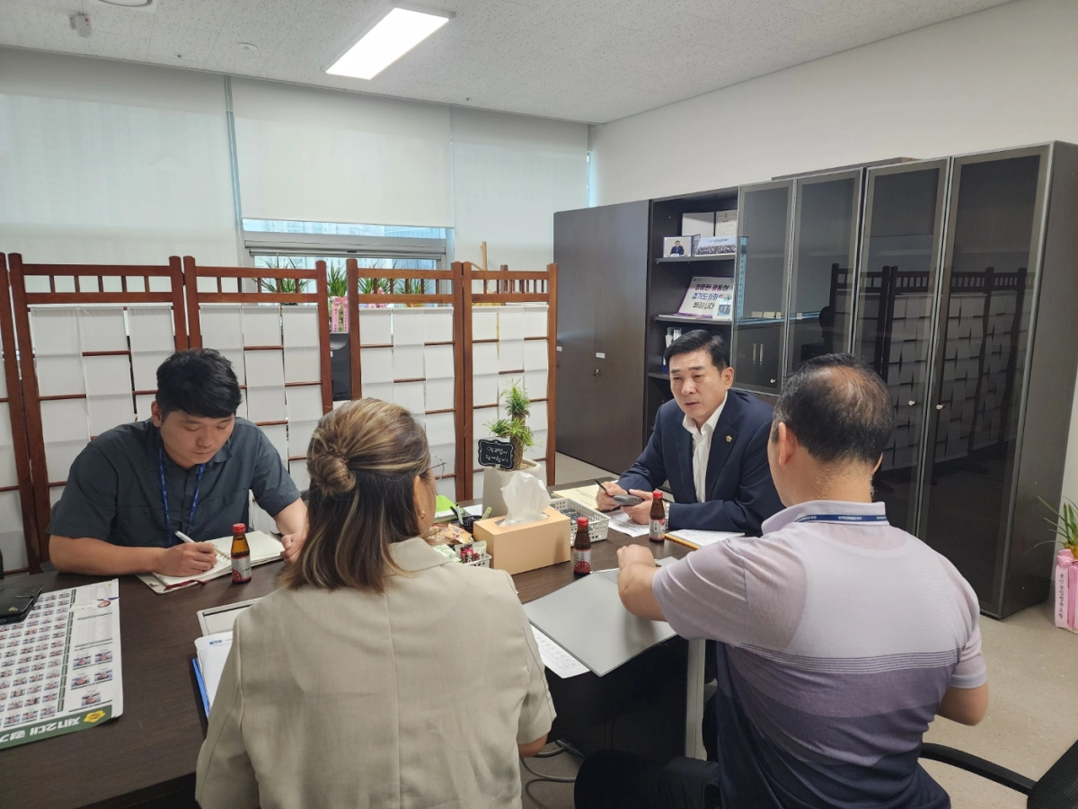 ▲엄교섭 의원이 1일 도의회 의원실에서 경기도청 및 용인시 관계 공무원들과 주북천·대대천 생태하천복원사업 현황을 점검하고 있다. (사진=경기도의회)