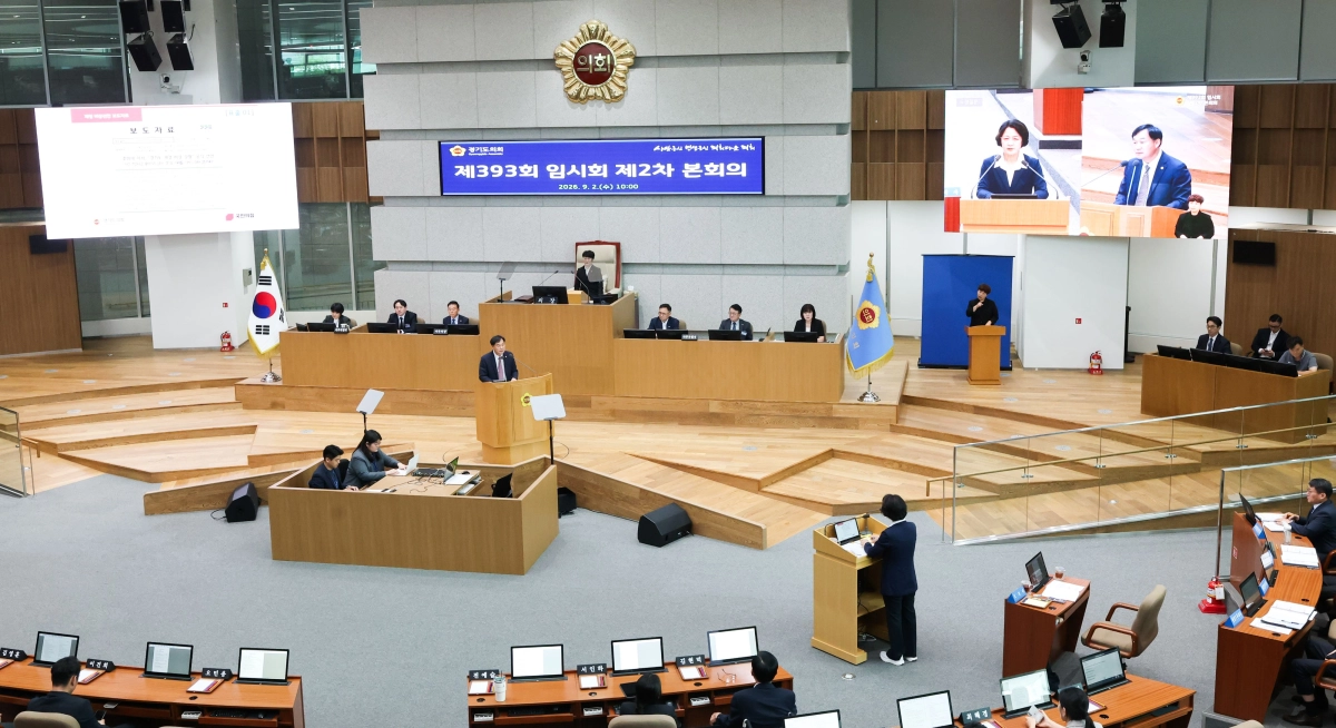 ▲윤종영 경기도의회 기획재정위원회 부위원장이 2일 열린 제393회 임시회 제2차 본회의에서 추미애 경기도지사를 상대로 도정질문을 진행하고 있다. (사진=경기도의회)