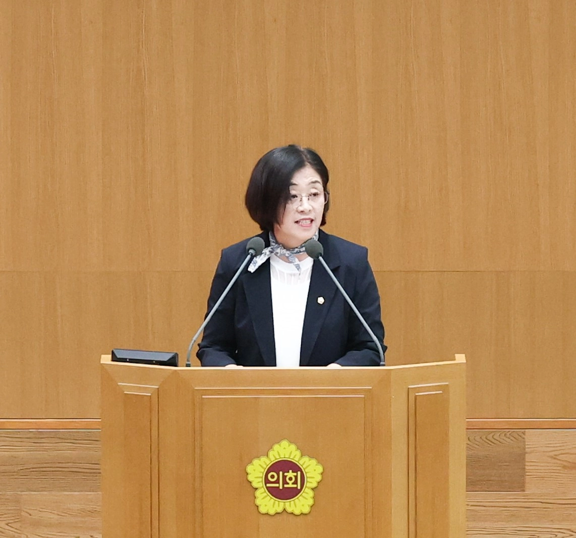 ▲김미경 의원이 2일 열린 제393회 임시회 제2차 본회의에서 5분 자유발언을 통해 도농 간 에너지 복지 격차 해소와 광주역세권 개발 현안 해결을 촉구하고 있다. (사진=경기도의회)