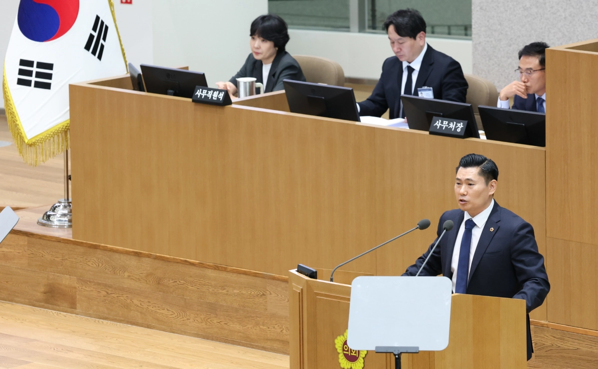 ▲김지호 의원이 2일 열린 제393회 임시회 제2차 본회의에서 5분 자유발언을 통해 도내 예비군훈련장 권역별 통합 및 폐쇄 부지 활용 대책을 촉구하고 있다. (사진=경기도의회)
