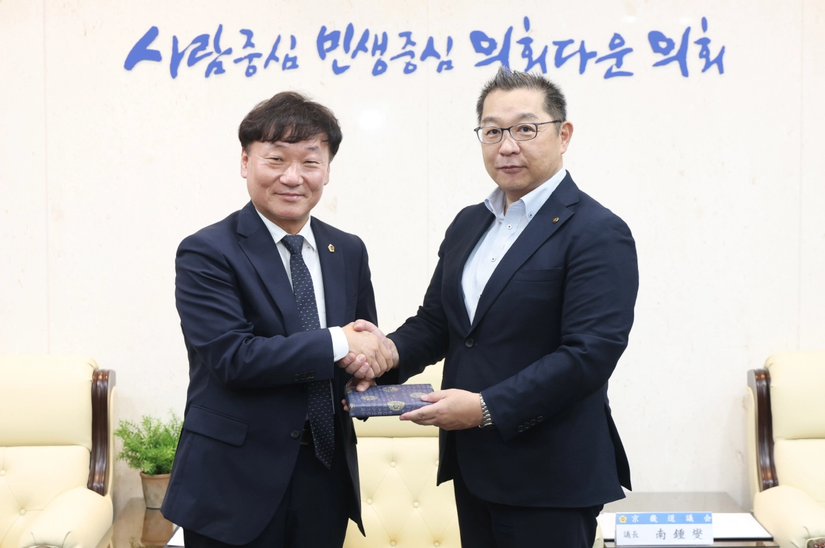 ▲남종섭 의장(왼쪽)이 2일 도의회 접견실에서 아베 요시히로 일본노총 가나가와연합 사무국장과 악수를 나누며 기념품을 교환하고 있다. (사진=경기도의회)