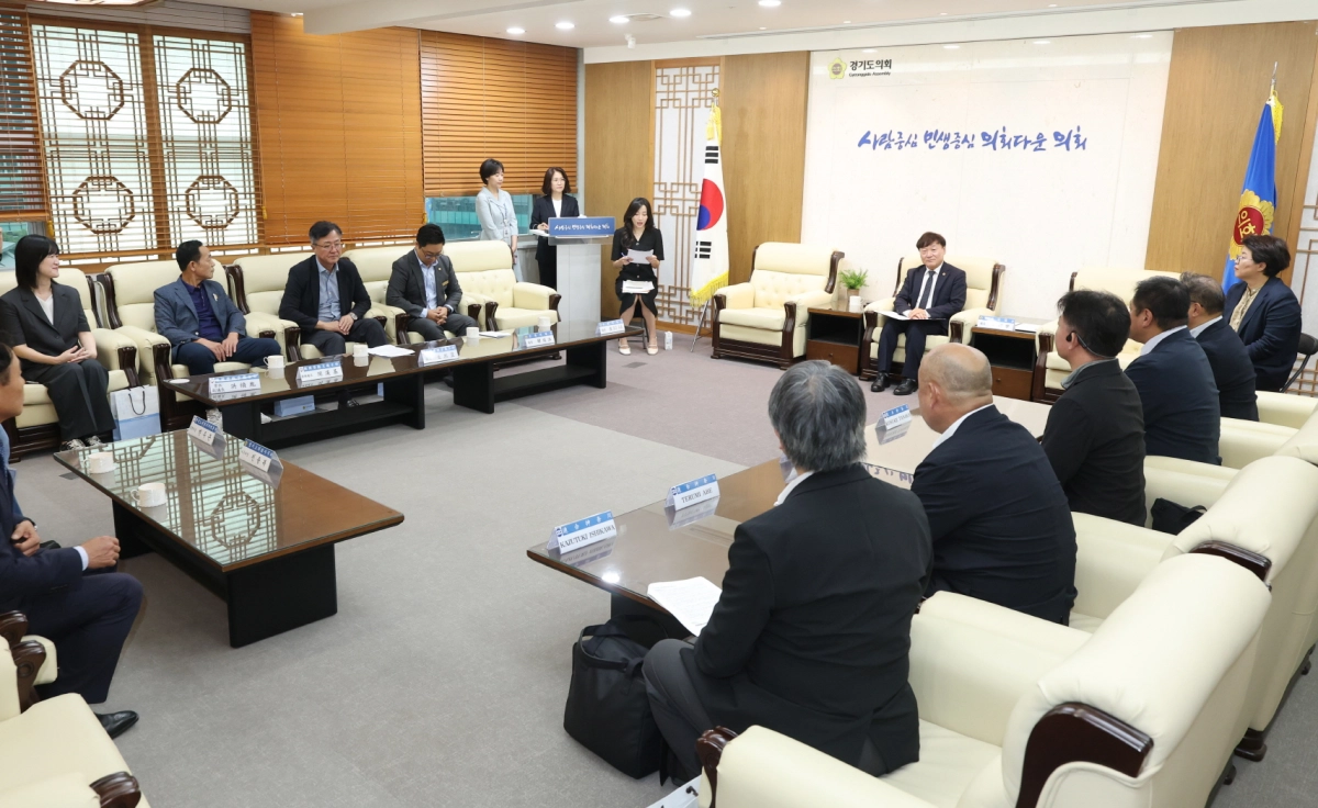 ▲남종섭 의장이 2일 오후 도의회 접견실에서 일본노총 가나가와연합 방문단 및 한국노총 관계자들과 환담을 나누고 있다. (사진=경기도의회)