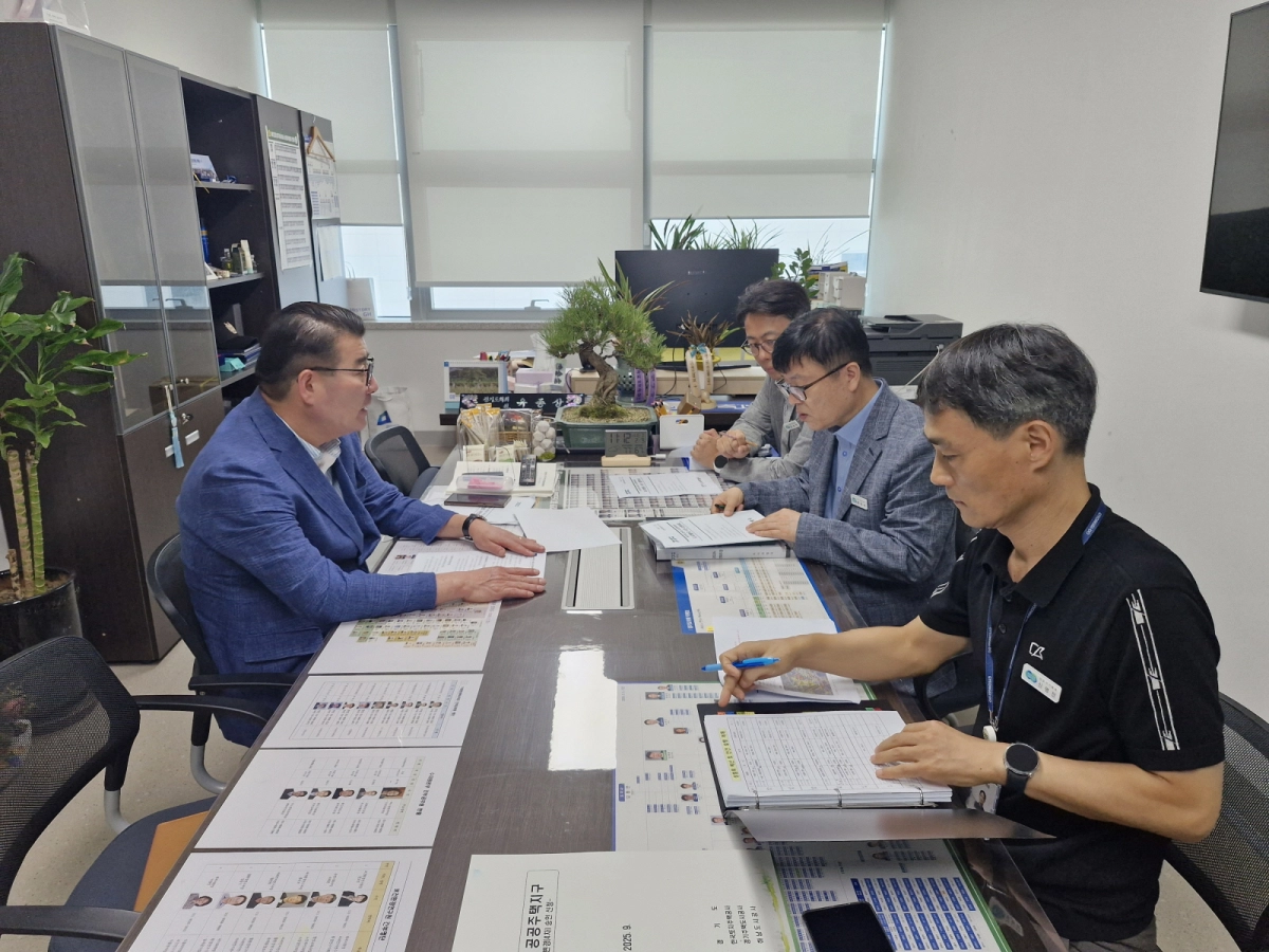 ▲유종상 의원이 2일 의원실에서 경기도 관계부서 공무원들과 광명학온지구 중학교 신설 및 광명시흥 신도시·일반산단 현안을 논의하고 있다. (사진=경기도의회)