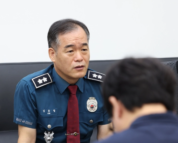 경찰청 차장으로 자리를 옮겨 경찰청장 직무대행을 맡게 된 김종철 경남경찰청장이 2일 오전 경남 창원시 의창구 경남경찰청에서 이임식을 앞두고 취재진의 질문에 답하고 있다. 연합뉴스
