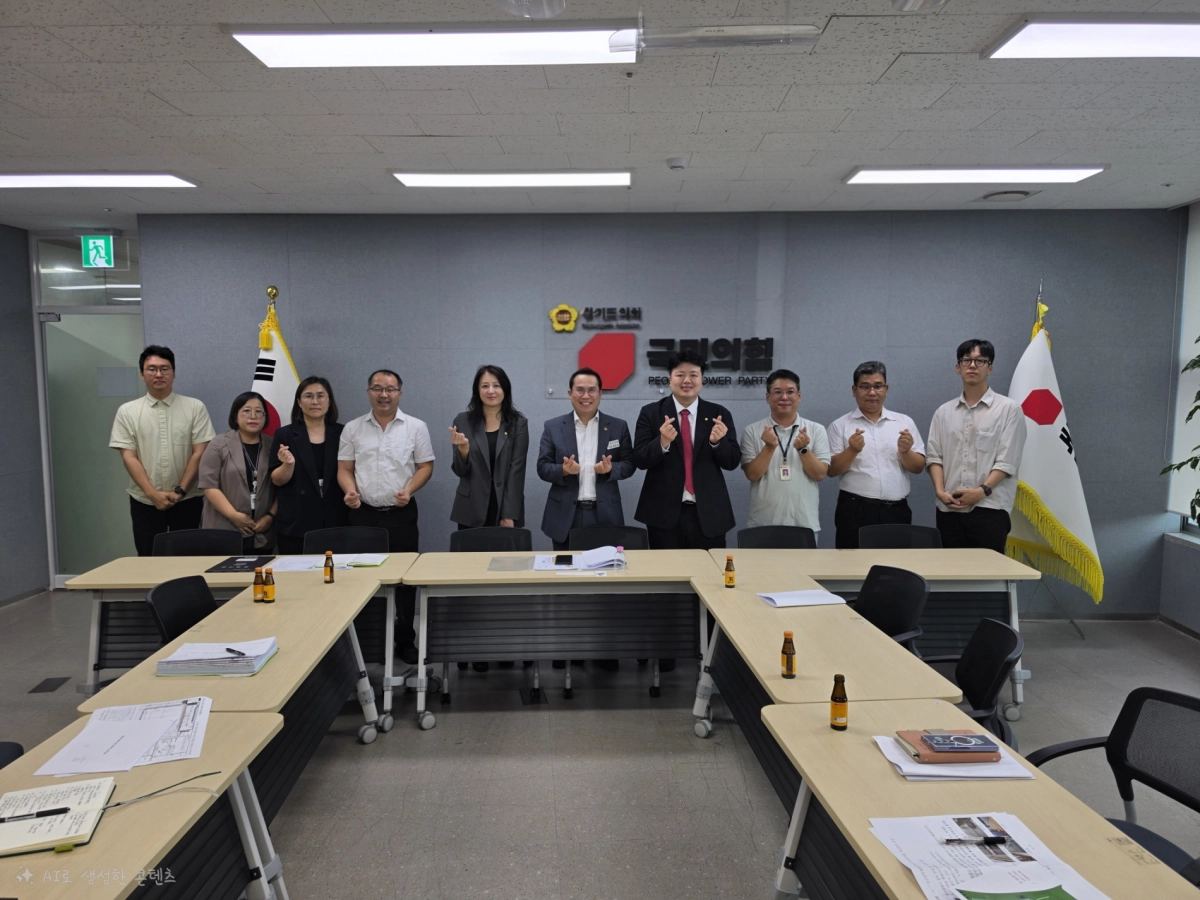 ▲이오수 의원과 배지환 수원시의원, 금가현 시의원 등이 2일 경기도의회 국민의힘 회의실에서 열린 광교 이의8 초·중등 복합학교 건립 제9차 간담회를 마친 뒤 관계자들과 기념촬영을 하고 있다. (사진=경기도의회)