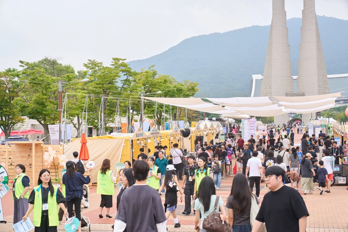 2일 독립기념관에서 천안 K컬처 박람회 개막을 앞두고 많은 관람객들이 몰리고 있다. 천안시 제공