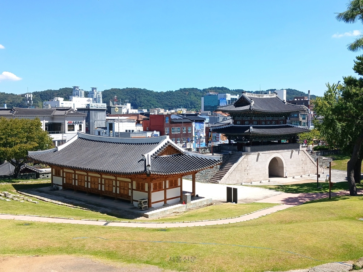 공북문과 최근 복원한 중영. 공북문 너머에는 대사지를 동쪽으로 남강까지 이은 해자가 있었다.