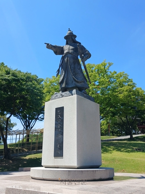진주대첩을 이끈 김시민 장군 동상. 진주성 내부의 중심에 세워졌다.