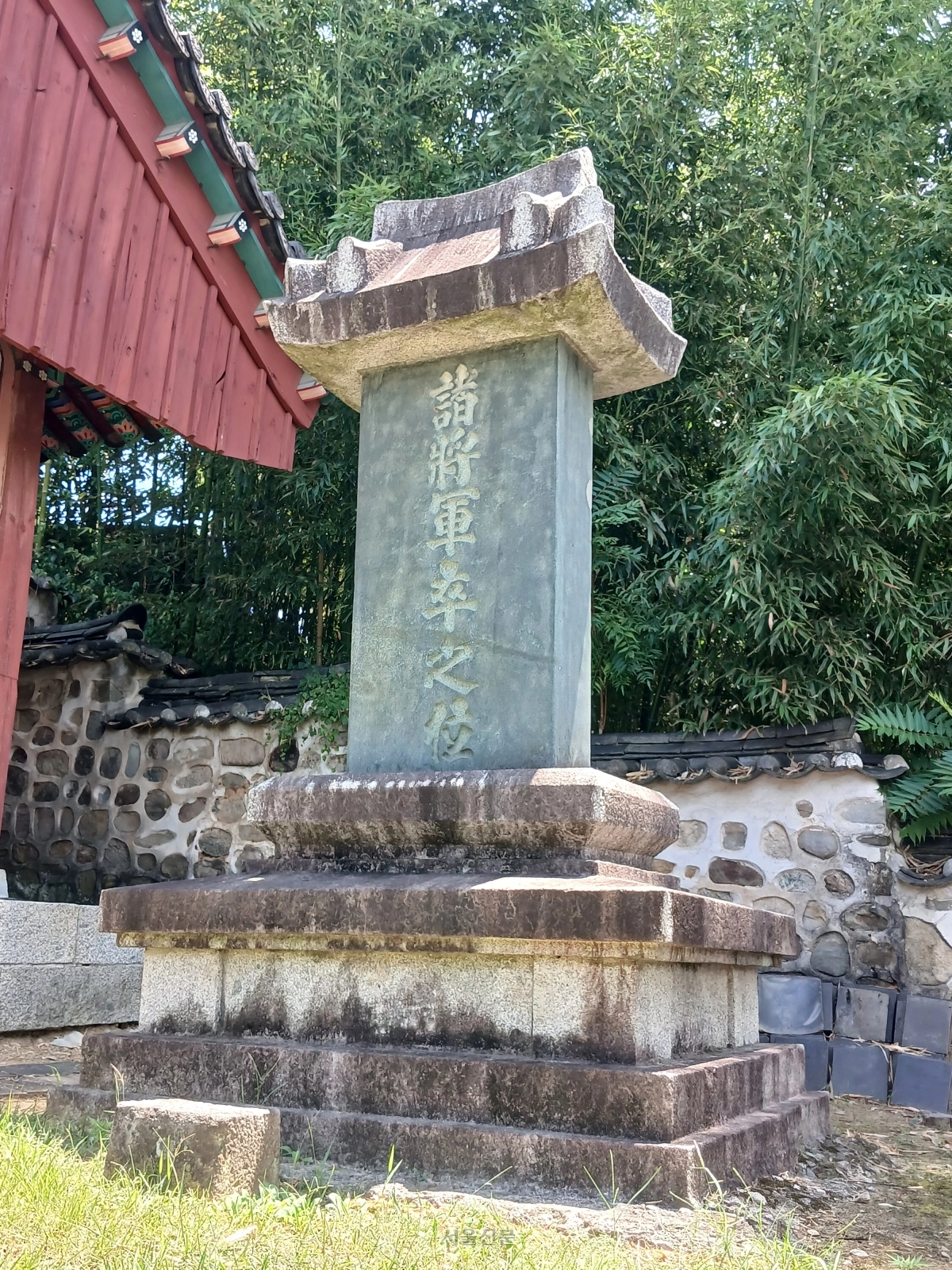 창렬사의 ‘제장군졸지위’ 비석. 임진왜란 당시 진주성에서 순절한 의병·관군을 기린다.