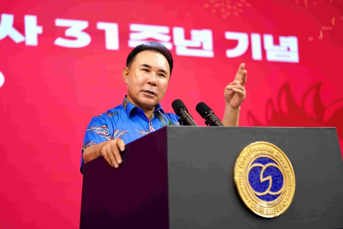 윤홍근 제너시스BBQ 회장이 지난 1일 경기도 이천 치킨대학에서 열린 창립 31주년 기념식에서 새 경영전략을 발표하고 있다. 제너시스BBQ 제공