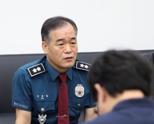 경찰청 차장으로 자리를 옮겨 경찰청장 직무대행을 맡게 된 김종철 경남경찰청장이 2일 오전 경남 창원시 의창구 경남경찰청에서 이임식을 앞두고 취재진의 질문에 답하고 있다. 2026.9.2 경남경찰청 제공