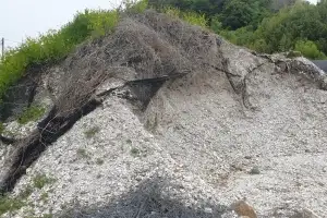 굴 껍질, 친환경 제강 원료 변신… “그런데 팔 곳이 없네요”