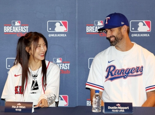 2일 서울 강남구 아베크 청담에서 열린 메이저리그(MLB) 브렉퍼스트 클럽 미디어데이에 참석한 배우 하지원과 전 야구선수 더스틴 니퍼트가 대화를 나누고 있다. 2026.9.2 <br>연합뉴스