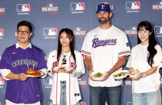 2일 서울 강남구 아베크 청담에서 열린 메이저리그(MLB) 브렉퍼스트 클럽 미디어데이에 참석한 전 야구선수 김병현(왼쪽부터), 배우 하지원, 전 야구선수 더스틴 니퍼트, 방송인 노윤주가 요리를 들고 포즈를 취하고 있다. 2026.9.2 <br>연합뉴스