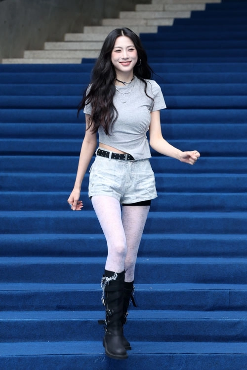 카라 오하영이 2일 서울 중구 동대문디자인플라자(DDP)에서 열린 2027 S/S서울패션위크 얼킨(ul:kin) 컬렉션에 참석해 포즈를 취하고 있다. 2026.9.2<br>뉴스1