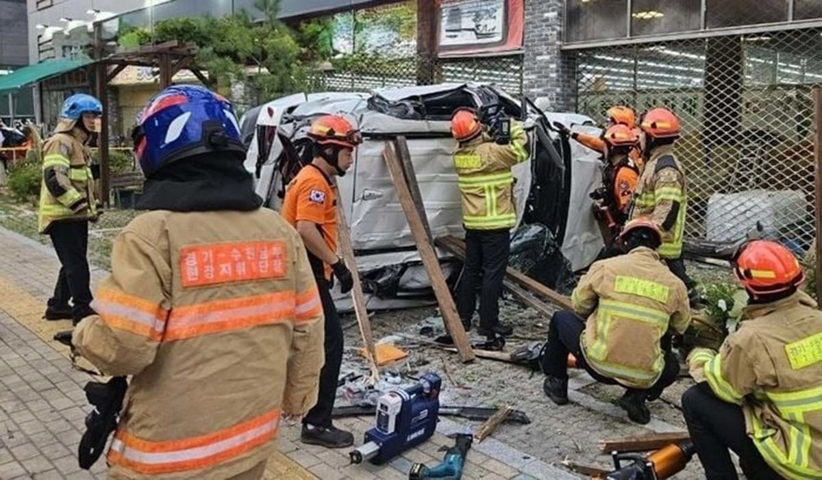 지난달 경기 수원의 한 식자재 마트 옥상에서 차량이 12m 아래로 추락해 20대 운전자가 숨진 사고가 발생했다. 현장 사진 경기도소방재난본부 제공