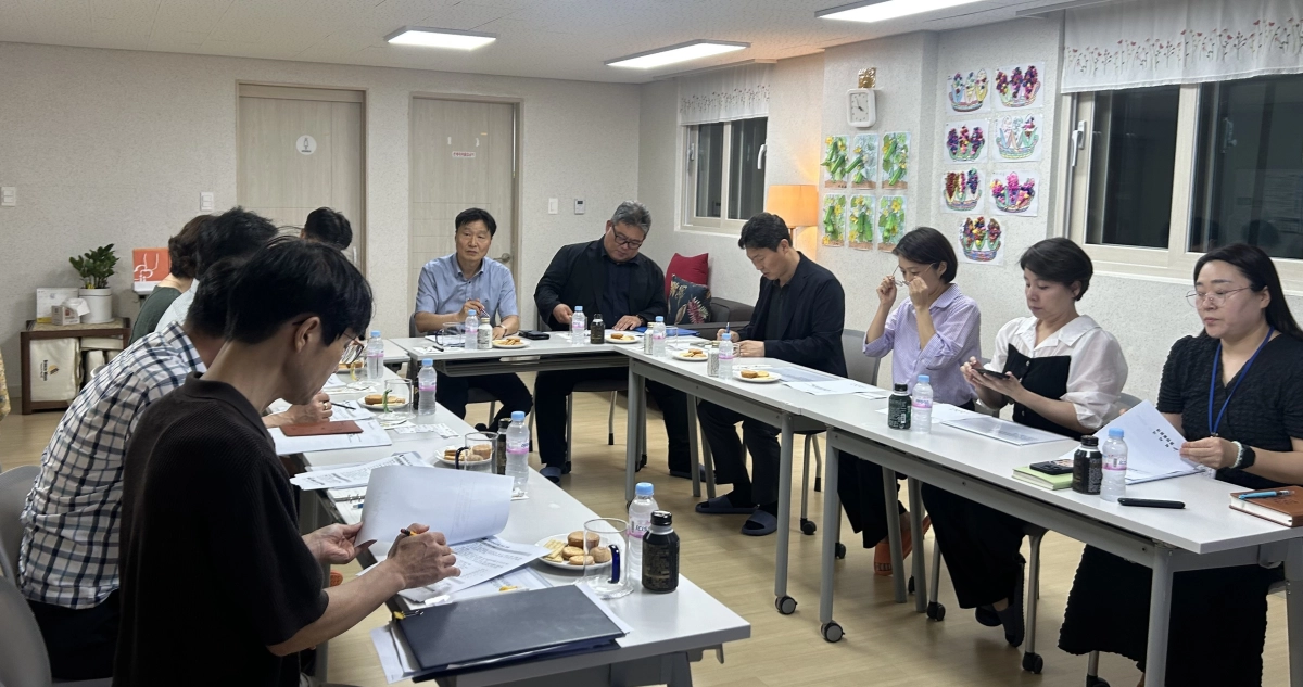▲김태희 의원이 관계 기관 실무자들과 함께 노인케어안심주택 운영 현황을 점검하고 의견을 나누고 있다. (사진=경기도의회)
