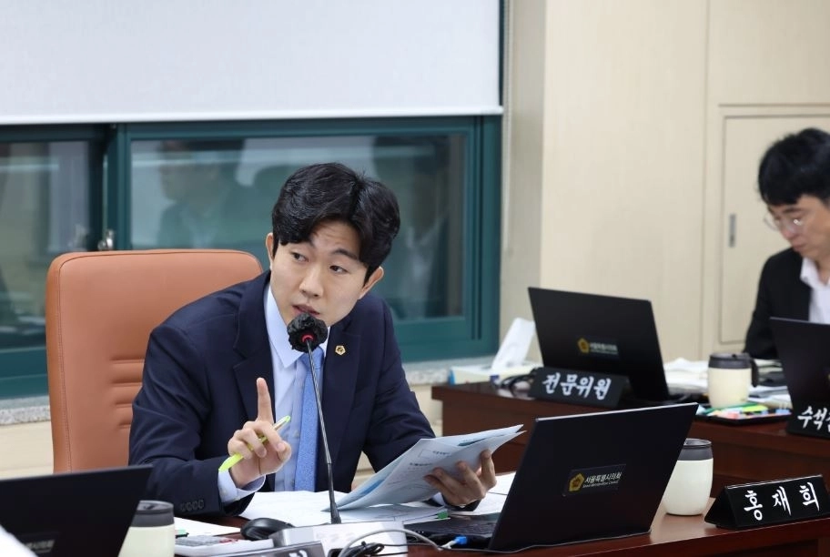 지난 1일 열린 서울시의회 제339회 임시회 환경수자원위원회 미래한강본부 업무보고에서 질의하는 홍재희 의원. 서울시의회 제공