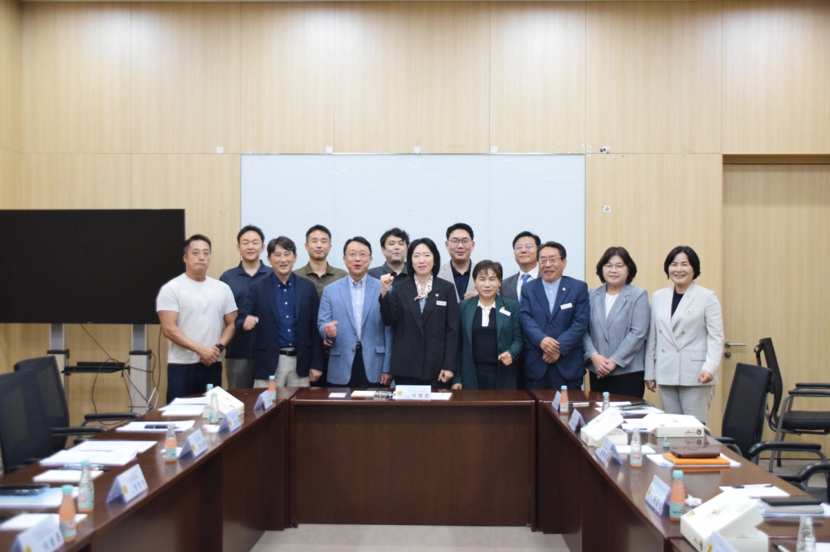▲이혜원 도시환경위원회 부위원장을 비롯한 도의원들과 소규모 장애인거주시설 관계자들이 정담회를 마친 뒤 기념촬영을 하고 있다. (사진=경기도의회)