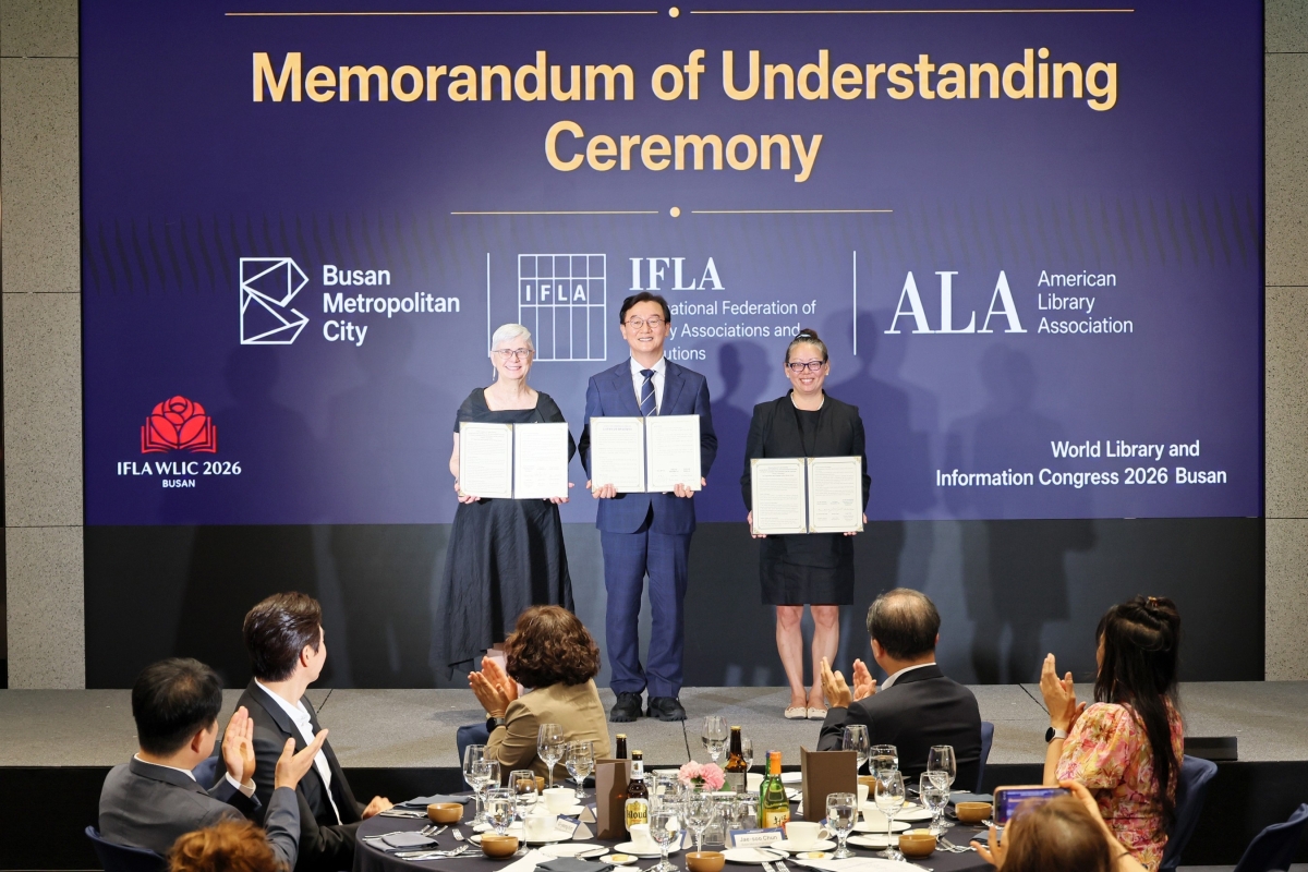 IFLA(국제도서관협회연맹) 레슬리 위어 회장, 전재수 부산시장, ALA(미국도서관협회) 마리아 맥컬리 회장 간 3자 업무협약(MOU) 체결식