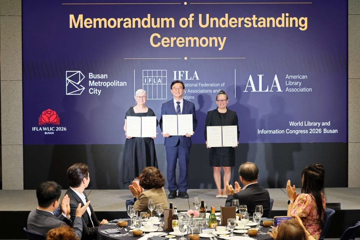 IFLA(국제도서관협회연맹) 레슬리 위어 회장, 전재수 부산시장, ALA(미국도서관협회) 마리아 맥컬리 회장 간 3자 업무협약(MOU) 체결식