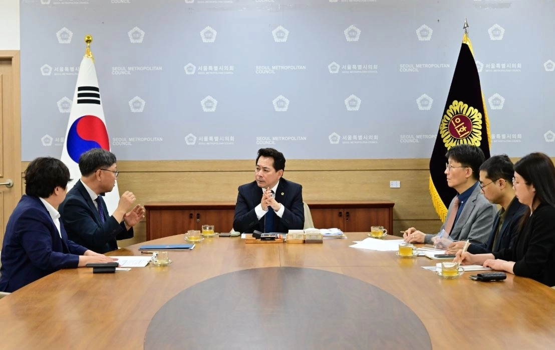지난 1일 임만균 서울시의회 의장이 정윤순 한국생명존중희망재단 이사장과 지방정부 자살예방 역할 및 생명존중 문화 확산 방안에 대해 논의하고 있다. 서울시의회 제공