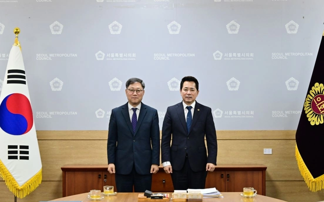 지난 1일 임만균 서울시의회 의장(오른쪽)이 정윤순 한국생명존중희망재단 이사장(왼쪽)과 지방정부 자살예방 역할 및 생명존중 문화 확산 방안에 대해 논의한 후 기념 사진을 촬영을 하고 있다. 서울시의회 제공