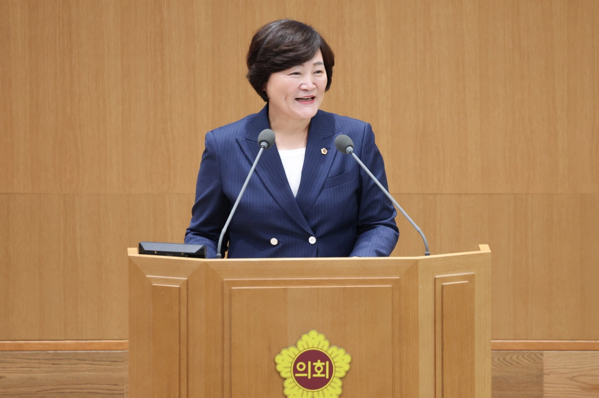 ▲박순희 의원이 제393회 임시회 본회의장에서 추미애 도지사를 상대로 대집행부질문을 진행하고 있다. (사진=경기도의회)