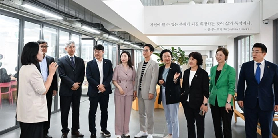 행정자치위원회 위원들이 현장방문 관계자들로부터 시설운영에 대한 설명을 듣고 있다. 서울시의회 제공