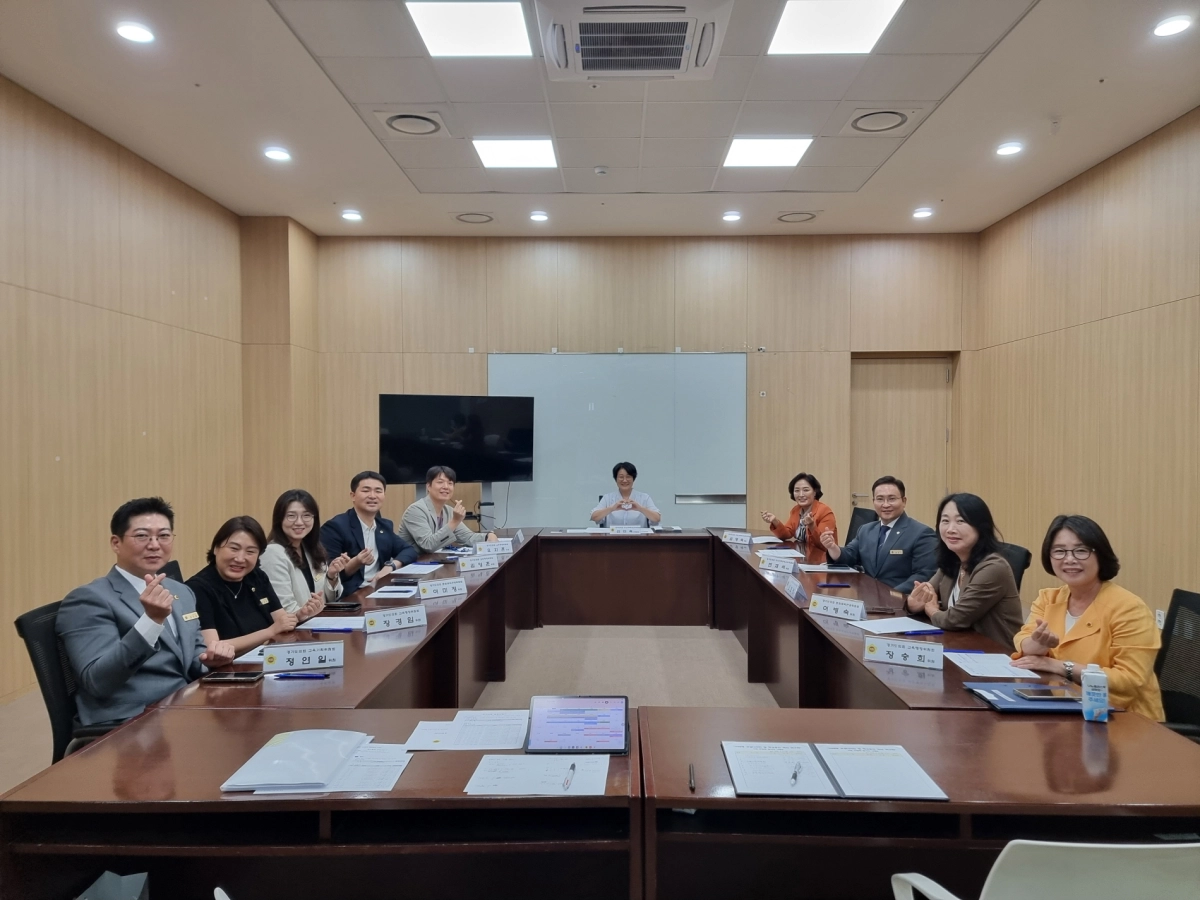 ▲신미숙 의원을 비롯한 「미래형 교실 디자인 및 학교공간 혁신 연구회」 소속 의원들이 사전 연구모임을 마친 뒤 기념촬영을 하고 있다. (사진=경기도의회)