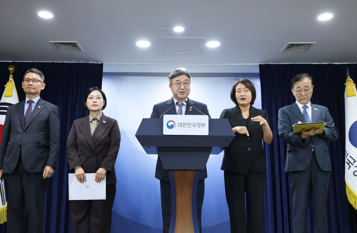 기자회견서 발언하는 윤호중 장관