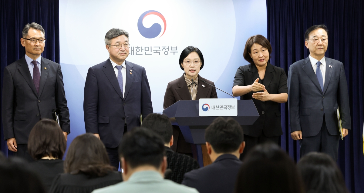 한성숙 총리·윤호중 행정안전부 장관·김윤덕 국토교통부 장관·허장 재정경제부 2차관이 3일 오전 서울 종로구 정부서울청사에서 행정·공공기관 이전 및 공공기관 기능개혁 관련 기자회견을 하고 있다. 뉴시스