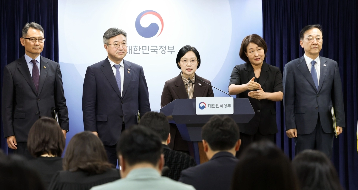 한성숙 총리·윤호중 행정안전부 장관·김윤덕 국토교통부 장관·허장 재정경제부 2차관이 3일 오전 서울 종로구 정부서울청사에서 행정·공공기관 이전 및 공공기관 기능개혁 관련 기자회견을 하고 있다. 뉴시스