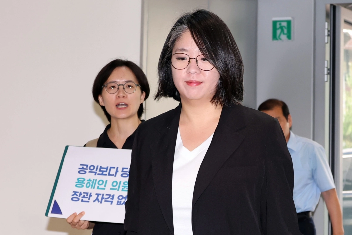 용혜인 성평등가족부 장관 후보자가 3일 서울 서대문구에 마련된 인사청문회 준비 사무실로 출근하고 있다. 2026.9.3 연합뉴스
