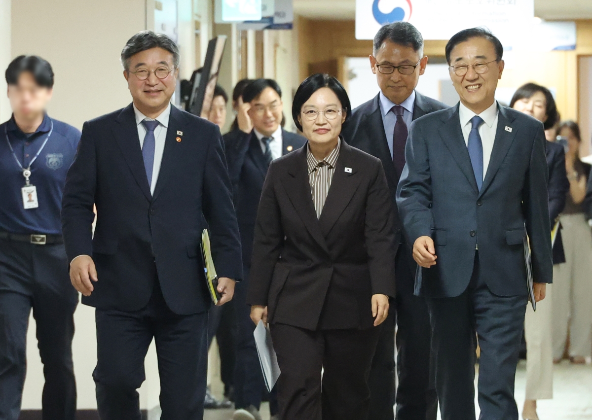 행정ㆍ공공기관 이전 기자회견 향하는 한성숙 국무총리
