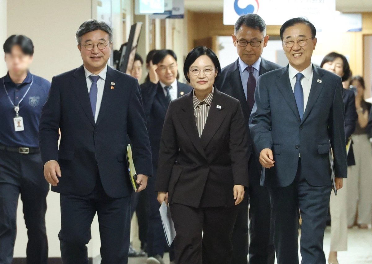 한성숙 국무총리와 윤호중 행정안전부 장관, 김윤덕 국토교통부 장관, 허장 재정경제부 2차관이 3일 서울 종로구 정부서울청사에서 열린 행정·공공기관 이전 및 공공기관 기능 개혁 관련 기자회견을 위해 이동하고 있다. 연합뉴스
