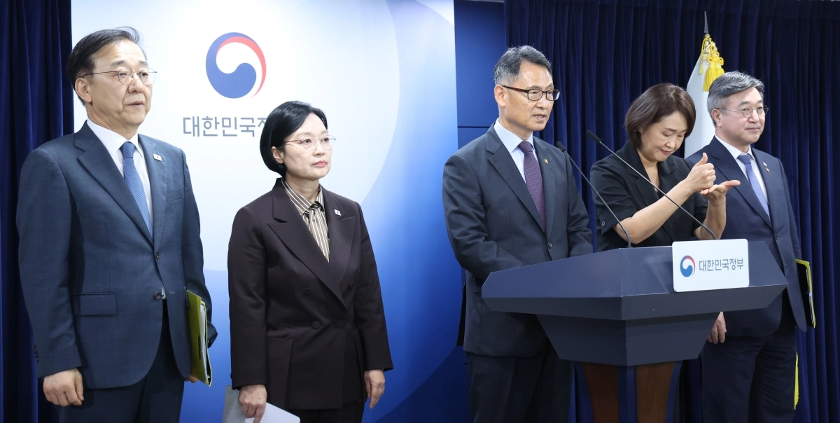 기자회견하는 허장 재정경제부 2차관