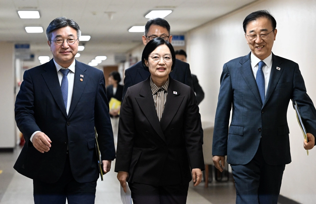 한성숙 국무총리와 윤호중 행정안전부 장관, 김윤덕 국토교통부 장관 등이 3일 서울 종로구 정부서울청사에서 열린 행정·공공기관 이전 및 공공기관 기능 개혁 관련 기자회견에 들어서고 있다. 2026.9.3 홍윤기 기자