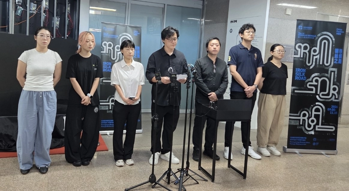 제16회 광주비엔날레 중국 파빌리온 전시 참여 작가들이 3일 오전 광주시립미술관 하정웅미술관에서 ‘대만 파빌리온’ 명칭 논란으로 촉발된 양안 갈등과 관련해 전시 철수 의사를 밝히고 있다. 서미애 기자