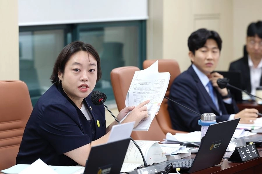 제339회 임시회 미래한강본부의 추경안 심의에서 질의하는 노연수 의원. 서울시의회 제공
