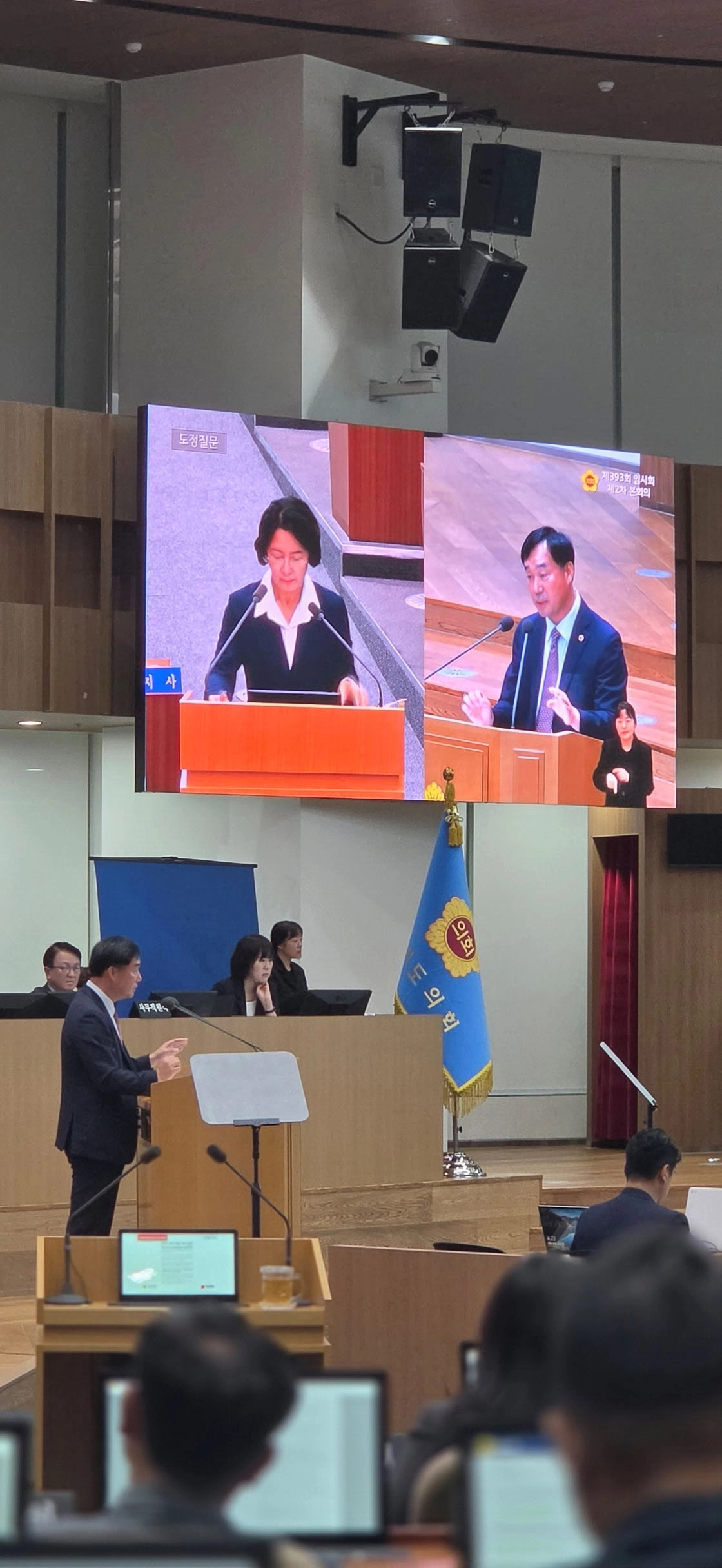 ▲윤종영 의원이 제393회 임시회 본회의 도정질문에서 본회의장 전광판 영상을 마주하며 추미애 경기도지사를 상대로 경기북부 정책과 안보 현안을 질의하고 있다. (사진=경기도의회)