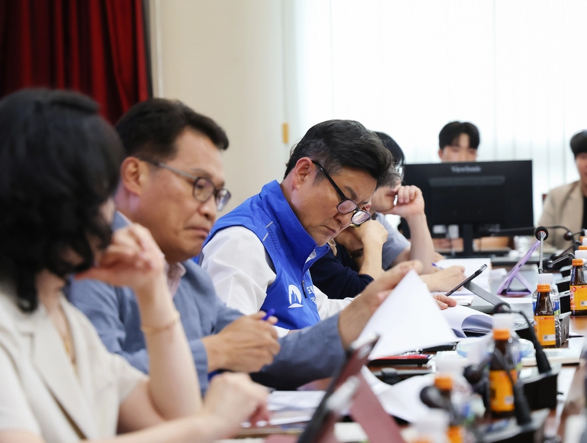 김동욱(왼쪽 세번째) 도봉구청장이 지난달 26일 구청에서 열린 ‘창동경제엔진추진단 회의’에 참석해 서류를 검토하고 있다. 도봉구 제공