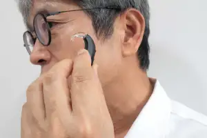 “너무 늦기 전에”…보청기 착용도 ‘골든타임’ 있다.