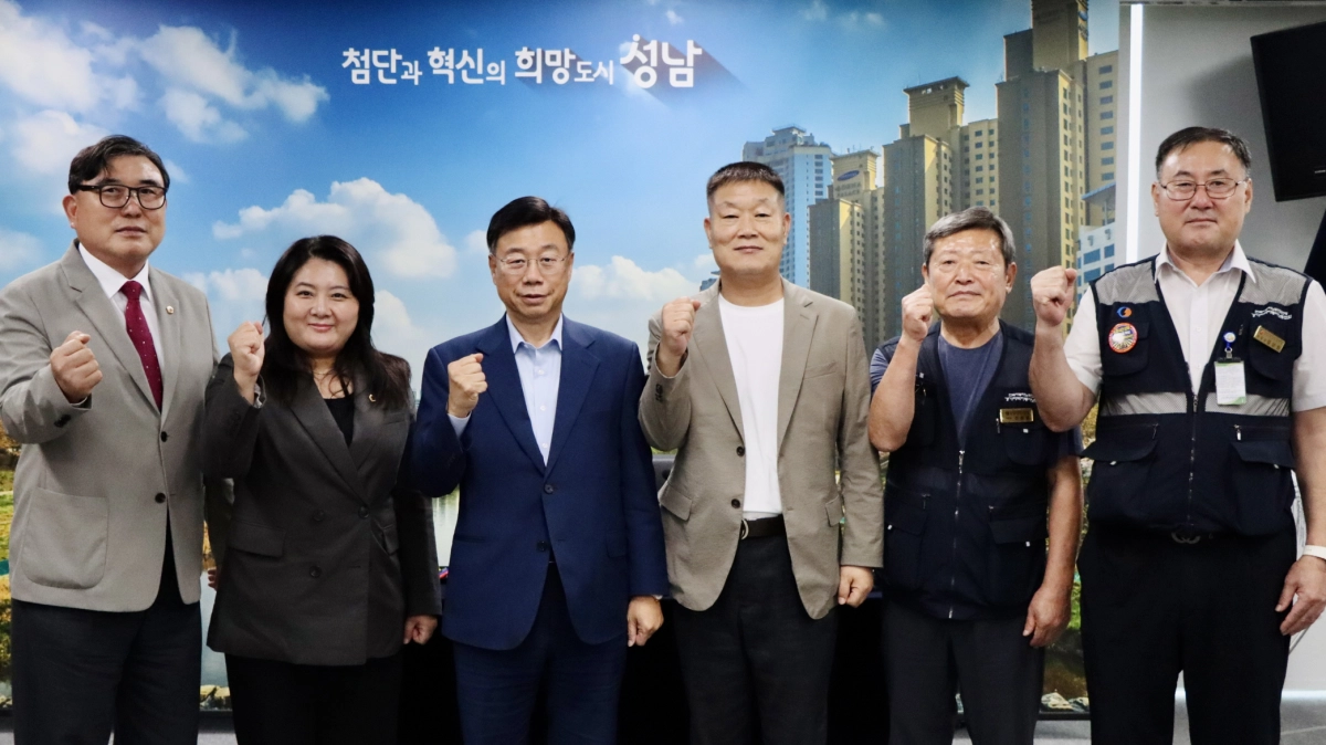 ▲김진후 의원(왼쪽 첫 번째)과 이지혜 의원(왼쪽 두 번째), 신상진 성남시장(왼쪽 세 번째), 경기지역자동차노동조합 관계자들이 2일 성남시청에서 버스교통 개선 간담회를 마친 뒤 기념촬영을 하고 있다. (사진=경기도의회)